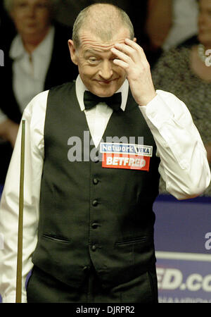 19. April 2010 - Sheffield, England - SHEFFIELD, ENGLAND - 19 APRIL: Steve Davis von England im Kampf gegen Mark King von England, während der 1. Runde der Betfred Snooker-WM im Crucible Theater in Sheffield, England. (Kredit-Bild: © Michael Cullen/Southcreek Global/ZUMApress.com) Stockfoto