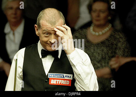 19. April 2010 - Sheffield, England - SHEFFIELD, ENGLAND - 19 APRIL: Steve Davis von England im Kampf gegen Mark King von England, während der 1. Runde der Betfred Snooker-WM im Crucible Theater in Sheffield, England. (Kredit-Bild: © Michael Cullen/Southcreek Global/ZUMApress.com) Stockfoto