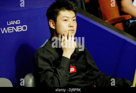 19. April 2010 - Sheffield, England - SHEFFIELD, ENGLAND - 19 APRIL Liang Wenbo von China im Kampf gegen Ronnie OSullivan von England, während der 1. Runde der Betfred Snooker-WM im Crucible Theater in Sheffield, England. (Kredit-Bild: © Michael Cullen/Southcreek Global/ZUMApress.com) Stockfoto