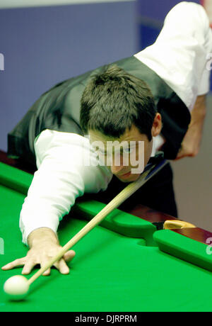 19. April 2010 - Sheffield, England - SHEFFIELD, ENGLAND - APRIL 19: Ronnie OSullivan von England im Kampf gegen Liang Wenbo von China, während der 1. Runde der Betfred Snooker-WM im Crucible Theater in Sheffield, England. (Kredit-Bild: © Michael Cullen/Southcreek Global/ZUMApress.com) Stockfoto