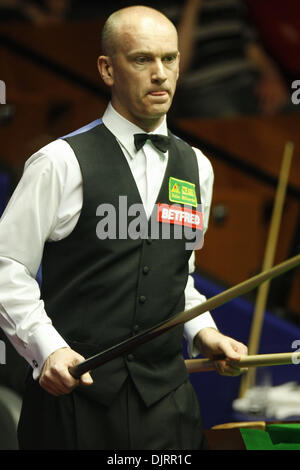 20. April 2010 - Sheffield, England - SHEFFIELD, ENGLAND - 20. APRIL: Peter Ebdon von England im Kampf gegen Graeme Dott von Schottland, während der 1. Runde der Betfred Snooker-WM im Crucible Theater in Sheffield, England. (Kredit-Bild: © Michael Cullen/Southcreek Global/ZUMApress.com) Stockfoto