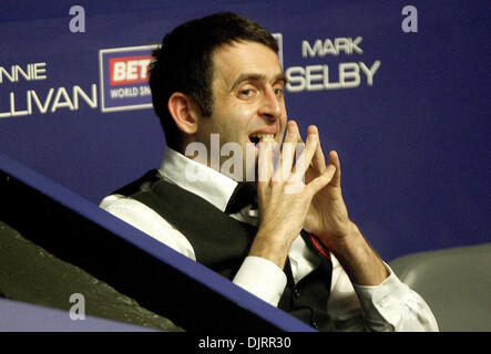 28. April 2010 - Sheffield, England - SHEFFIELD, ENGLAND 28. April 2010: Ronnie O'Sullivan von England im Kampf gegen Mark Selby von England, während das Viertel-Finale-(am besten von 25 Frames) der Betfred Snooker-WM im Crucible Theater in Sheffield, England. (Entspricht mehr als 3 Sitzungen) (Kredit-Bild: © Michael Cullen/Southcreek Global/ZUMApress.com) Stockfoto