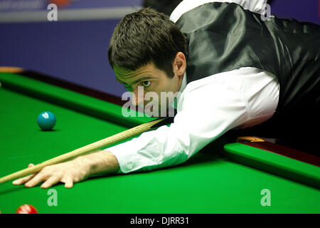 28. April 2010 - Sheffield, England - SHEFFIELD, ENGLAND 28. April 2010: Ronnie O'Sullivan von England im Kampf gegen Mark Selby von England, während das Viertel-Finale-(am besten von 25 Frames) der Betfred Snooker-WM im Crucible Theater in Sheffield, England. (Entspricht mehr als 3 Sitzungen) (Kredit-Bild: © Michael Cullen/Southcreek Global/ZUMApress.com) Stockfoto