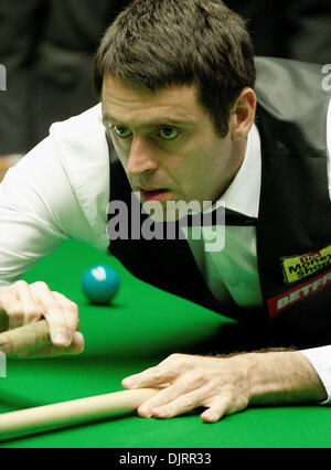 28. April 2010 - Sheffield, England - SHEFFIELD, ENGLAND 28. April 2010: Ronnie O'Sullivan von England im Kampf gegen Mark Selby von England, während das Viertel-Finale-(am besten von 25 Frames) der Betfred Snooker-WM im Crucible Theater in Sheffield, England. (Entspricht mehr als 3 Sitzungen) (Kredit-Bild: © Michael Cullen/Southcreek Global/ZUMApress.com) Stockfoto