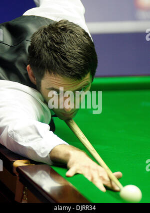 28. April 2010 - Sheffield, England - SHEFFIELD, ENGLAND 28. April 2010: Ronnie O'Sullivan von England im Kampf gegen Mark Selby von England, während das Viertel-Finale-(am besten von 25 Frames) der Betfred Snooker-WM im Crucible Theater in Sheffield, England. (Entspricht mehr als 3 Sitzungen) (Kredit-Bild: © Michael Cullen/Southcreek Global/ZUMApress.com) Stockfoto