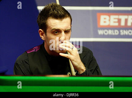 28. April 2010 - Sheffield, England - SHEFFIELD, ENGLAND 28. April 2010: Mark Selby von England von England im Kampf gegen Ronnie O'Sullivan von England, während das Viertel-Finale-(am besten von 25 Frames) der Betfred Snooker-WM im Crucible Theater in Sheffield, England. (Entspricht mehr als 3 Sitzungen) (Kredit-Bild: © Michael Cullen/Southcreek Global/ZUMApress.com Stockfoto