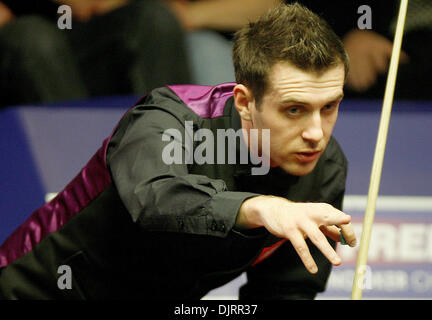 28. April 2010 - Sheffield, England - SHEFFIELD, ENGLAND 28. April 2010: Mark Selby von England von England im Kampf gegen Ronnie O'Sullivan von England, während das Viertel-Finale-(am besten von 25 Frames) der Betfred Snooker-WM im Crucible Theater in Sheffield, England. (Entspricht mehr als 3 Sitzungen) (Kredit-Bild: © Michael Cullen/Southcreek Global/ZUMApress.com Stockfoto