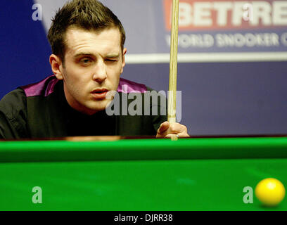 28. April 2010 - Sheffield, England - SHEFFIELD, ENGLAND 28. April 2010: Mark Selby von England von England im Kampf gegen Ronnie O'Sullivan von England, während das Viertel-Finale-(am besten von 25 Frames) der Betfred Snooker-WM im Crucible Theater in Sheffield, England. (Entspricht mehr als 3 Sitzungen) (Kredit-Bild: © Michael Cullen/Southcreek Global/ZUMApress.com Stockfoto