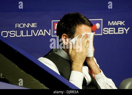 28. April 2010 - Sheffield, England - SHEFFIELD, ENGLAND 28. April 2010: Ronnie O'Sullivan von England reagiert nach seinem Viertelfinale gegen Ronnie O'Sullivan von England, Betfred Snooker-Weltmeisterschaften im Crucible Theater in Sheffield, England-Spiel. (Selby Bt O'Sullivan 13 Frames bis 11) (Kredit-Bild: © Michael Cullen/Southcreek Global/ZUMApress.com) Stockfoto