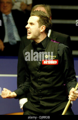 28. April 2010 - Sheffield, England - SHEFFIELD, ENGLAND 28. April 2010: Mark Selby von England feiert nach dem Sieg seiner Viertelfinale gegen Ronnie O'Sullivan von England, Betfred Snooker-Weltmeisterschaften im Crucible Theater in Sheffield, England Match. (Selby Bt O'Sullivan 13 Frames bis 11) (Kredit-Bild: © Michael Cullen/Southcreek Global/ZUMApress.com) Stockfoto