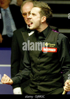 28. April 2010 - Sheffield, England - SHEFFIELD, ENGLAND 28. April 2010: Mark Selby von England feiert nach dem Sieg seiner Viertelfinale gegen Ronnie O'Sullivan von England, Betfred Snooker-Weltmeisterschaften im Crucible Theater in Sheffield, England Match. (Selby Bt O'Sullivan 13 Frames bis 11) (Kredit-Bild: © Michael Cullen/Southcreek Global/ZUMApress.com) Stockfoto