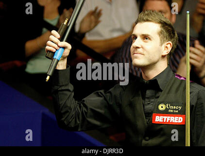 28. April 2010 - Sheffield, England - SHEFFIELD, ENGLAND 28. April 2010: Mark Selby von England feiert nach dem Sieg seiner Viertelfinale gegen Ronnie O'Sullivan von England, Betfred Snooker-Weltmeisterschaften im Crucible Theater in Sheffield, England Match. (Selby Bt O'Sullivan 13 Frames bis 11) (Kredit-Bild: © Michael Cullen/Southcreek Global/ZUMApress.com) Stockfoto