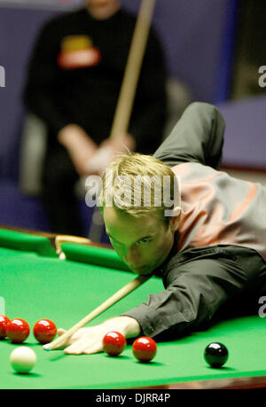 29. April 2010 - Sheffield, England - SHEFFIELD, ENGLAND 29. April 2010: Ali Carter von England im Kampf gegen Neil Robertson Australien, während das Halbfinale - (best 33 Frames) bei Betfred World Snooker Championships im Crucible Theater in Sheffield, England. (Kredit-Bild: © Michael Cullen/Southcreek Global/ZUMApress.com) Stockfoto