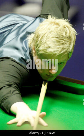 29. April 2010 - Sheffield, England - SHEFFIELD, ENGLAND 29. April 2010: Neil Robertson Australien in Aktion gegen Ali Carter von England, während das Halbfinale - (best 33 Frames) bei Betfred World Snooker Championships im Crucible Theater in Sheffield, England. (Kredit-Bild: © Michael Cullen/Southcreek Global/ZUMApress.com) Stockfoto