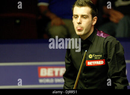 29. April 2010 - Sheffield, England - SHEFFIELD, ENGLAND 29. April 2010: Mark Selby von England im Kampf gegen Graeme Dott von Schottland, während das Halbfinale - (best 33 Frames) bei Betfred World Snooker Championships im Crucible Theater in Sheffield, England. (Kredit-Bild: © Michael Cullen/Southcreek Global/ZUMApress.com) Stockfoto