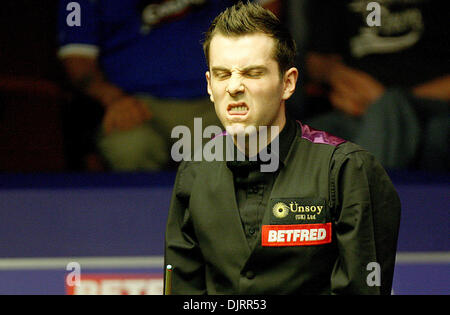 29. April 2010 - Sheffield, England - SHEFFIELD, ENGLAND 29. April 2010: Mark Selby von England im Kampf gegen Graeme Dott von Schottland, während das Halbfinale - (best 33 Frames) bei Betfred World Snooker Championships im Crucible Theater in Sheffield, England. (Kredit-Bild: © Michael Cullen/Southcreek Global/ZUMApress.com) Stockfoto