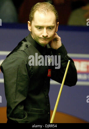 29. April 2010 - Sheffield, England - SHEFFIELD, ENGLAND 29. April 2010: Graeme Dott von Schottland in Aktion gegen Mark Selby von England, während das Halbfinale - (best 33 Frames) bei Betfred World Snooker Championships im Crucible Theater in Sheffield, England. (Kredit-Bild: © Michael Cullen/Southcreek Global/ZUMApress.com) Stockfoto