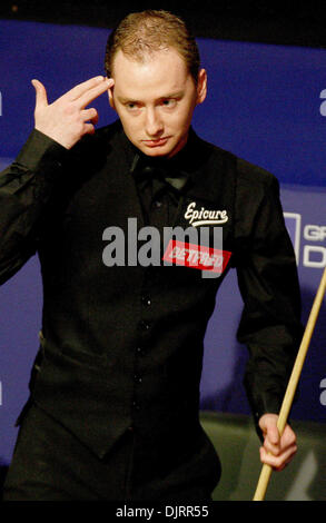 29. April 2010 - Sheffield, England - SHEFFIELD, ENGLAND 29. April 2010: Graeme Dott von Schottland in Aktion gegen Mark Selby von England, während das Halbfinale - (best 33 Frames) bei Betfred World Snooker Championships im Crucible Theater in Sheffield, England. (Kredit-Bild: © Michael Cullen/Southcreek Global/ZUMApress.com) Stockfoto