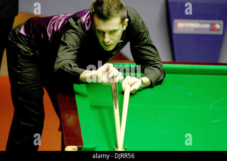 29. April 2010 - Sheffield, England - SHEFFIELD, ENGLAND 29. April 2010: Mark Selby von England im Kampf gegen Graeme Dott von Schottland, während das Halbfinale - (best 33 Frames) bei Betfred World Snooker Championships im Crucible Theater in Sheffield, England. (Kredit-Bild: © Michael Cullen/Southcreek Global/ZUMApress.com) Stockfoto