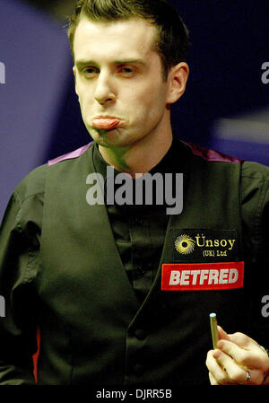 29. April 2010 - Sheffield, England - SHEFFIELD, ENGLAND 29. April 2010: Mark Selby von England im Kampf gegen Graeme Dott von Schottland, während das Halbfinale - (best 33 Frames) bei Betfred World Snooker Championships im Crucible Theater in Sheffield, England. (Kredit-Bild: © Michael Cullen/Southcreek Global/ZUMApress.com) Stockfoto