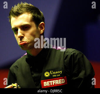 29. April 2010 - Sheffield, England - SHEFFIELD, ENGLAND 29. April 2010: Mark Selby von England im Kampf gegen Graeme Dott von Schottland, während das Halbfinale - (best 33 Frames) bei Betfred World Snooker Championships im Crucible Theater in Sheffield, England. (Kredit-Bild: © Michael Cullen/Southcreek Global/ZUMApress.com) Stockfoto