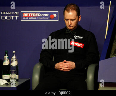 1. Mai 2010 - Sheffield, England - SHEFFIELD, ENGLAND 1. Mai 2010: Graeme Dott von Schottland in Aktion gegen Mark Selby von England, während das Halbfinale - (best 33 Frames) bei Betfred World Snooker Championships im Crucible Theater in Sheffield, England. Dott Bt Selby 17 Frames bis 14, und jetzt spielt Neil Robertson aus Australien in der 2010 World Snooker Fina Stockfoto