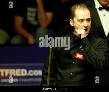 1. Mai 2010 - Sheffield, England - SHEFFIELD, ENGLAND 1. Mai 2010: Graeme Dott von Schottland in Aktion gegen Mark Selby von England, während das Halbfinale - (best 33 Frames) bei Betfred World Snooker Championships im Crucible Theater in Sheffield, England. Dott Bt Selby 17 Frames bis 14, und jetzt spielt Neil Robertson aus Australien in der 2010 World Snooker Fina Stockfoto