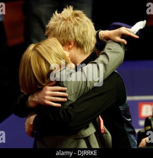 3. Mai 2010 - Sheffield, England - SHEFFIELD, ENGLAND 3. Mai 2010: Neil Robertson mit seiner Mutter Alison nach seinem Sieg gegen Graeme Dott 18-13, der erste Spieler von außerhalb von Großbritannien und Irland gewinnt den WM-Titel seit Cliff Thorburn 1980 bei der Betfred Snooker Weltmeisterschaft im Crucible Theater in Sheffield, England. (Kredit-Bild: © Michael Cullen/Süd Stockfoto