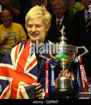 3. Mai 2010 - Sheffield, England - SHEFFIELD, ENGLAND 3. Mai 2010: Neil Robertson hält seine Nerven zu schlagen Graeme Dott 18-13 und werde der erste Spieler von außerhalb von Großbritannien und Irland gewinnt den WM-Titel seit Cliff Thorburn 1980 bei der Betfred Snooker Weltmeisterschaft im Crucible Theater in Sheffield, England. (Kredit-Bild: © Michael Cullen/Southcreek Global/ZU Stockfoto