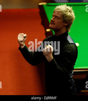 4. Mai 2010 - Sheffield, England - SHEFFIELD, ENGLAND 3. Mai 2010: Neil Robertson hält seine Nerven zu schlagen Graeme Dott 18-13 und werde der erste Spieler von außerhalb von Großbritannien und Irland gewinnt den WM-Titel seit Cliff Thorburn 1980 bei der Betfred Snooker Weltmeisterschaft im Crucible Theater in Sheffield, England. (Kredit-Bild: © Michael Cullen/Southcreek Global/ZU Stockfoto