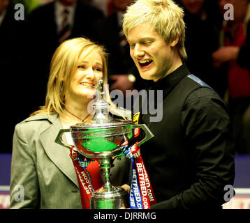 4. Mai 2010 - Sheffield, England - SHEFFIELD, ENGLAND 3. Mai 2010: Neil Robertson mit seiner Mutter Alison nach seinem Sieg gegen Graeme Dott 18-13, der erste Spieler von außerhalb von Großbritannien und Irland gewinnt den WM-Titel seit Cliff Thorburn 1980 bei der Betfred Snooker Weltmeisterschaft im Crucible Theater in Sheffield, England. (Kredit-Bild: © Michael Cullen/Süd Stockfoto