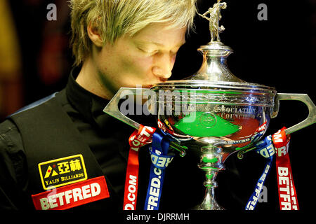 4. Mai 2010 - Sheffield, England - SHEFFIELD, ENGLAND 3. Mai 2010: Neil Robertson hält seine Nerven zu schlagen Graeme Dott 18-13 und werde der erste Spieler von außerhalb von Großbritannien und Irland gewinnt den WM-Titel seit Cliff Thorburn 1980 bei der Betfred Snooker Weltmeisterschaft im Crucible Theater in Sheffield, England. (Kredit-Bild: © Michael Cullen/Southcreek Global/ZU Stockfoto