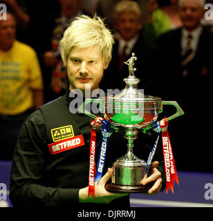 4. Mai 2010 - Sheffield, England - SHEFFIELD, ENGLAND 3. Mai 2010: Neil Robertson hält seine Nerven zu schlagen Graeme Dott 18-13 und werde der erste Spieler von außerhalb von Großbritannien und Irland gewinnt den WM-Titel seit Cliff Thorburn 1980 bei der Betfred Snooker Weltmeisterschaft im Crucible Theater in Sheffield, England. (Kredit-Bild: © Michael Cullen/Southcreek Global/ZU Stockfoto