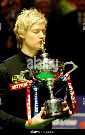4. Mai 2010 - Sheffield, England - SHEFFIELD, ENGLAND 3. Mai 2010: Neil Robertson hält seine Nerven zu schlagen Graeme Dott 18-13 und werde der erste Spieler von außerhalb von Großbritannien und Irland gewinnt den WM-Titel seit Cliff Thorburn 1980 bei der Betfred Snooker Weltmeisterschaft im Crucible Theater in Sheffield, England. (Kredit-Bild: © Michael Cullen/Southcreek Global/ZU Stockfoto