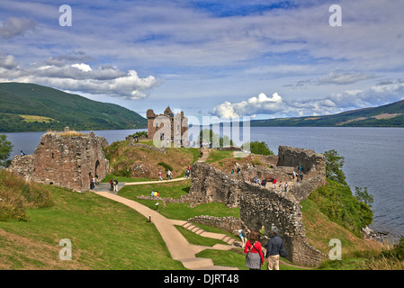Urquhart Castle am Loch Ness sitzt neben Loch Ness in den Highlands von Schottland Stockfoto