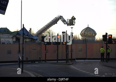 Glasgow, Schottland. 30. November 2013. Polizei und Rettung Dienstleistungen an der Clutha Bar, Stockwell Street, Glasgow, als Erholung Opertation ärgern nach einem Polizei-Hubschrauber stürzte in das Dach des Pub Credit: Tony Clerkson/Alamy Live News Stockfoto