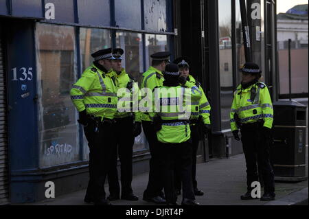 Glasgow, Schottland. 30. November 2013. Polizei und Rettung Dienstleistungen an der Clutha Bar, Stockwell Street, Glasgow, als Erholung Opertation ärgern nach einem Polizei-Hubschrauber stürzte in das Dach des Pub Credit: Tony Clerkson/Alamy Live News Stockfoto