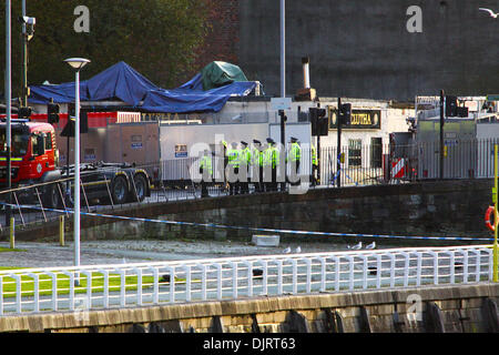Glasgow, Schottland. 30. November 2013.  St. Andrews Tag dämmert mit Rettung Arbeitnehmer weiterhin in Szene der Polizei Hubschrauber Absturz als Betrieb Änderungen Rescue zur Erholung mit Bestätigung der Todesopfer.  Feuerwehr decken Trümmer mit planen. Bildnachweis: ALAN OLIVER/Alamy Live-Nachrichten Stockfoto