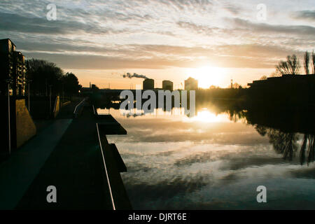 Glasgow, Schottland. 30. November 2013. Morgendämmerung über einem ruhigen Fluss Clyde am Tag des Heiligen Andreas. Bildnachweis: ALAN OLIVER/Alamy Live-Nachrichten Stockfoto