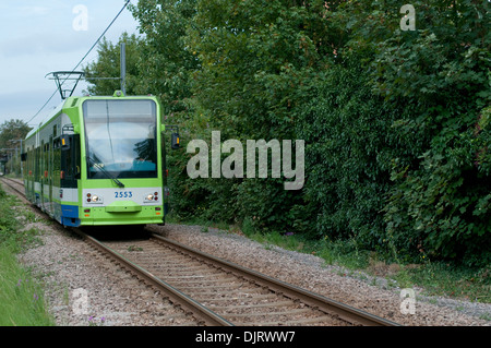 Croydon Straßenbahn in Merton Park Stockfoto