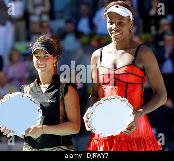 16. Mai 2010 - Madrid, Spanien - MADRID, Spanien, 16. Mai 2010: Aravane Rezai (FRA) (links) in Aktion gegen Venus Williams während der Frauen WTA Singles Finale bei den Mutua Madrilena Madrid Open Tennis-Turnier in der Caja Magica, Madrid, Spanien (Aravane Rezai gewinnt die Madrid Open Finale nach einem Schock 6-2 7-5 Sieg gegen Venus Williams) (Credit-Bild: © Michael Cullen/Southcree Stockfoto