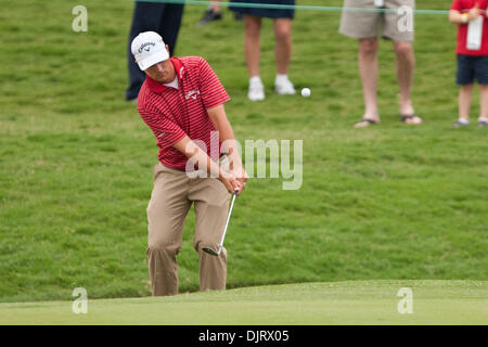 21. Mai 2010 - Las Colinas, Texas, USA - 21. Mai 2010: Brian Stuard chips bei der HP Byron Nelson Championship. Die 2. Runde der HP Byron Nelson Championship spielte auf der TPC 4 Seasons Resort Las Colinas, TX Credit: Andrew Dieb / Southcreek Global (Credit-Bild: © Andrew Dieb/Southcreek Global/ZUMApress.com) Stockfoto