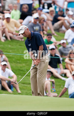 23. Mai 2010 - Las Colinas, Texas, USA - 23. Mai 2010: Corey Pavin Chips auf der HP Byron Nelson Championship. Die letzte Runde der HP Byron Nelson Championship spielte auf der TPC 4 Seasons Resort Las Colinas, TX Credit: Andrew Dieb / Southcreek Global (Credit-Bild: © Andrew Dieb/Southcreek Global/ZUMApress.com) Stockfoto