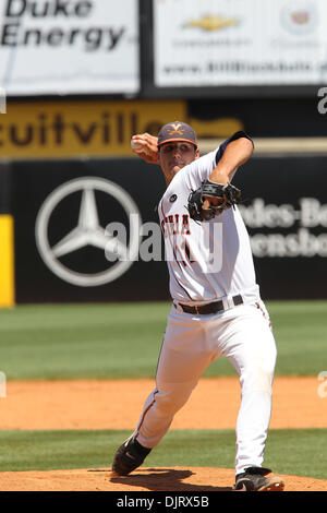 26. Mai 2010 - Greensboro, North Caroina, US - 26. Mai 2010: Krug Kevin Arico bereitet sich auf einen Fastball gegen Boston College in NewBridge Bank Park in Greensboro, North Caroina liefern. Virginia würde fortfahren, um den Eagles 6-4 in der Turnier-Opener zu schlagen. (Kredit-Bild: © Jim Dedmon/Southcreek Global/ZUMApress.com) Stockfoto