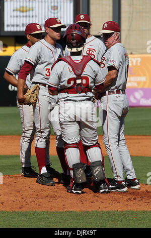 26. Mai 2010 - Greensboro, North Caroina, US - 26. Mai 2010: nach dem ersten Inning durch Miami Home Runs, Trainer Mike Martin beschließt seine Zeit, um ein Powwow in NewBridge Bank Park in Greensboro, North Caroina haben. Miami würde gehen auf Florida State 9-3 Rivalen zu schlagen. (Kredit-Bild: © Jim Dedmon/Southcreek Global/ZUMApress.com) Stockfoto