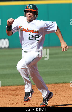 26. Mai 2010 - Greensboro, North Caroina, US - 26 Mai 2010:Miami Chris Pelaez Köpfe an Dritte in NewBridge Bank Park in Greensboro, North Caroina. Miami würde gehen auf Florida State 9-3 Rivalen zu schlagen. (Kredit-Bild: © Jim Dedmon/Southcreek Global/ZUMApress.com) Stockfoto