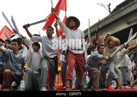 Manila, Philippinen. 30. November 2013.  Schauspielern nachspielen Ereignisse aus der Geschichte als Filipino Patriot Andres Bonifacio Die Katipunan Revolution, führte als militante Gruppen der Held 150. Geburtstag, Marke Samstag, 30. November 2013 Proteste und verschiedene Aktivitäten in Manila, festhalten. Unter der Leitung von nationalen Arbeitsmitte Kilusang Mayo Uno (KMU), fällt ihr Programm mit anderen Arbeits-Gruppen Proteste im Land. Bildnachweis: George Calvelo/Alamy Live-Nachrichten Stockfoto