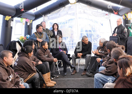 Washington, DC, USA. 29. November 2013. US-Präsident Barack Obama und First Lady Michelle Obama treffen sich 18 Menschen, die einen Tag lang gefastet und zwei Menschen, die im Rahmen der schnell für Familien auf der National Mall zur Unterstützung der Reform der Einwanderung auf Freitag, 29. November 2013, in Washington, DC, USA 18 Tage lang gefastet haben. Leslie E. Kossoff/CNP/Dpa/Alamy Live News Stockfoto