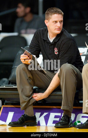 19. März 2010 - Los Angeles, Kalifornien, USA - 19. März 2010: Co-Trainer Kevin Young als Utah Flash Flash besiegte die Los Angeles D-Fender 128-107 im Staples Center in Los Angeles, Kalifornien. Obligatorische Credit - Andrew Fielding / Southcreek Global (Kredit-Bild: © Andrew Fielding/Southcreek Global/ZUMApress.com) Stockfoto