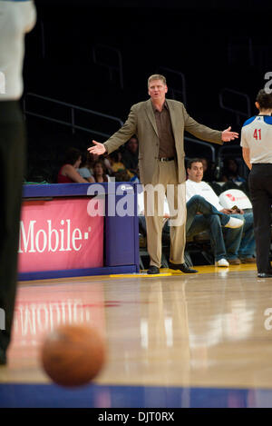 19. März 2010 - Los Angeles, Kalifornien, USA - 19. März 2010: Flash Head Coach Brad Jones beschwert sich Schiedsrichter als die Utah Flash die Los Angeles D-Fender 128-107 im Staples Center in Los Angeles, Kalifornien besiegten. Obligatorische Credit - Andrew Fielding / Southcreek Global (Kredit-Bild: © Andrew Fielding/Southcreek Global/ZUMApress.com) Stockfoto